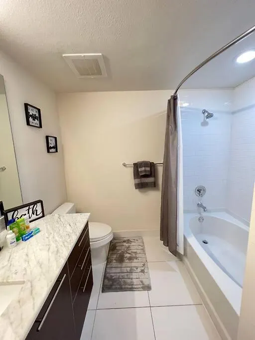 Luxury Apt 3 Mins To Dt Tampa -Pool-Gym-Balcony 0*,